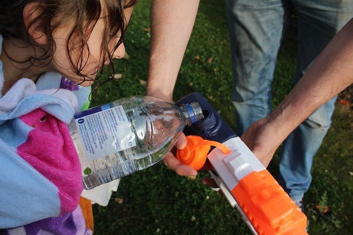 Filling the water gun with water
