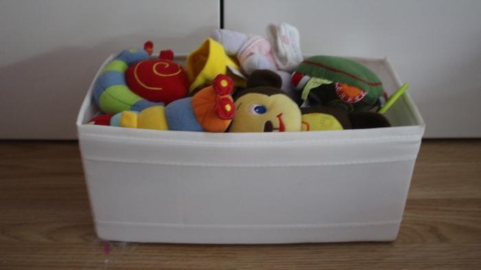 Foldable box with small toys