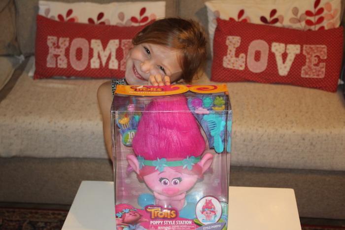 bella-showing-the-troll-inside-the-box