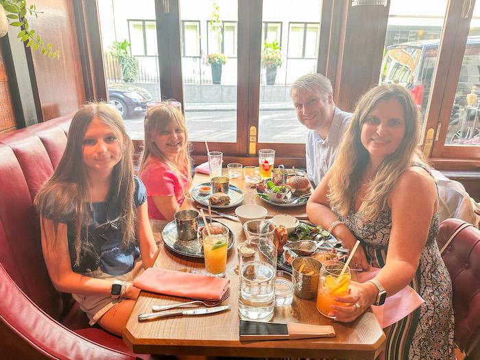 Burger & Lobster - Family photo at the table