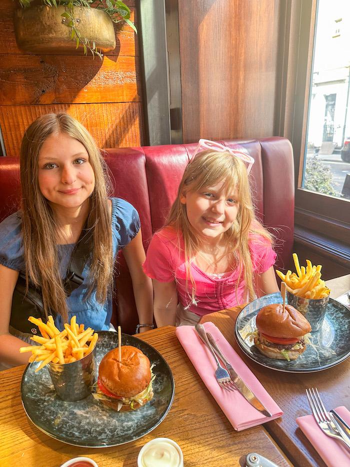 Burger & Lobster - Girls with their burgers and crispy chips