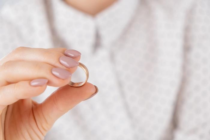 Faceless caucasian woman holding a wedding ring