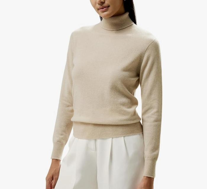 Women’s cashmere jumper neutral winter outfit 2025.