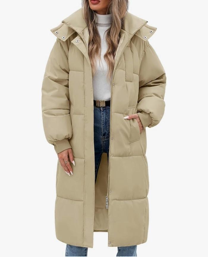 Women’s puffer jacket winter trend 2025 street style.