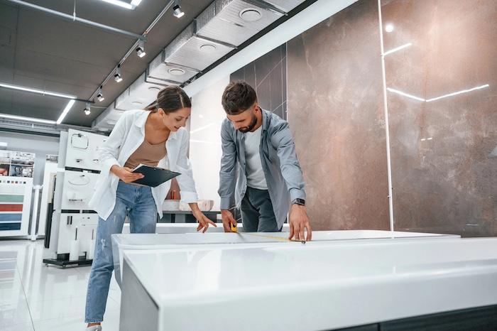 Choosing bath. Two people is in the store of goods for the home.